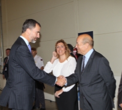Su Alteza Real el Príncipe de Asturias recibe el saludo del ministro de la Defensa de la República Francesa, Jean-Yves Le Drian